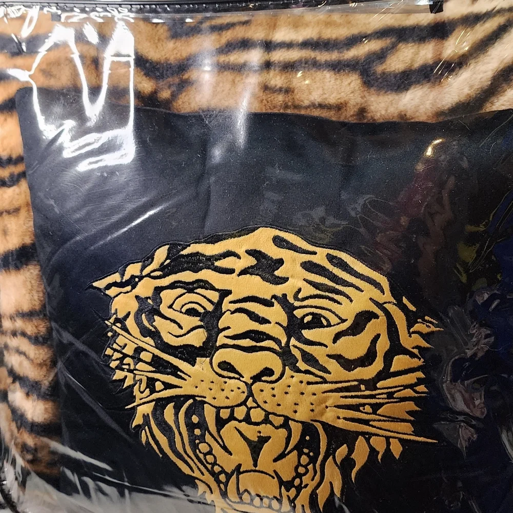 Ed Hardy Queen 4Piece Luxurious Leopard Print Faux Fur comforter set new